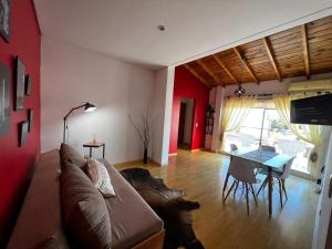 sala de estar con sofá y mesa en 2 amb Con rooftop y parrilla propia en Buenos Aires