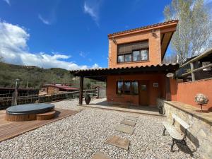 una casa con patio e terrazza in legno di Touristic Ballonga Horses a Solsona