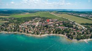 einem Luftblick auf ein Dorf am Strand in der Unterkunft Ferienwohnung für 6 Personen ca 67 m in Dajla, Istrien Istrische Riviera in Dajla