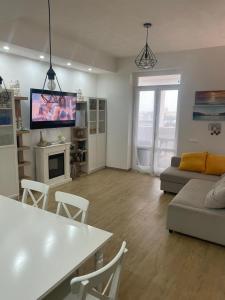 TV a/nebo společenská místnost v ubytování Casa La Fenice Favignana