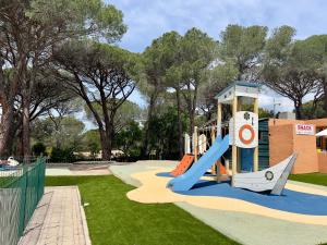 un parque infantil con tobogán en Appartement 4 Personnes dans Résidence Golf de Valescure 2, en Saint-Raphaël