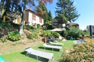einen Hof mit drei Picknicktischen und einem Pool in der Unterkunft Ferienhaus für 4 Personen ca 50 qm in Celle, Toskana Provinz Lucca in Gello