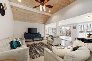 un soggiorno con due divani e un ventilatore a soffitto di Green Lake Central Cottage a Interlochen