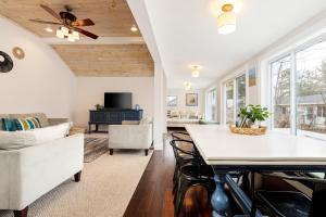 un soggiorno con un tavolo e un divano di Green Lake Central Cottage a Interlochen