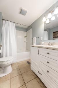 un bagno bianco con un water e un lavandino di Green Lake Central Cottage a Interlochen Altre 28 foto