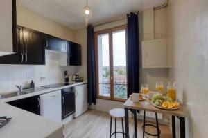 Kuchyň nebo kuchyňský kout v ubytování Le Doesburg - studio entre Paris & Fontainebleau