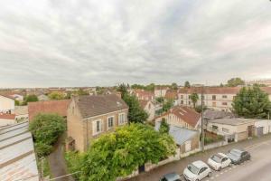 een luchtzicht op een woonwijk met geparkeerde auto's bij Le Doesburg - studio entre Paris & Fontainebleau in Corbeil-Essonnes