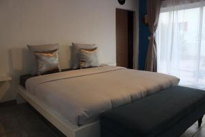 a bedroom with a large bed with a window at Chambre 2 couchages proche du bourg de La Bastide Clairence in Hasparren +1 photo