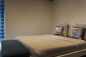 a bedroom with a bed with two pillows at Chambre 2 couchages proche du bourg de La Bastide Clairence in Hasparren