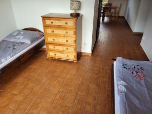 Letto o letti in una camera di Dom Bartek