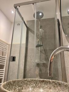 a bathroom with a shower and a sink at Appartement au pied des pistes à Chantemerle in Saint-Chaffrey