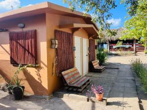 Escondite Pacifico في بوبويو: منزل صغير فيه كرسيين جالسين في الخارج