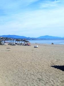 een strand met stoelen en parasols en de oceaan bij Sun & Sea Beach Apartment Sabinillas in San Luis de Sabinillas