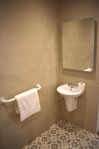 y baño con lavabo y espejo. en Tobervilla Guest House, en Caherdaniel