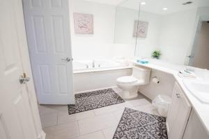 O baie la Incredible Beach Condo AC Beach Pool Hot Tub Sunrise +17 fotografii