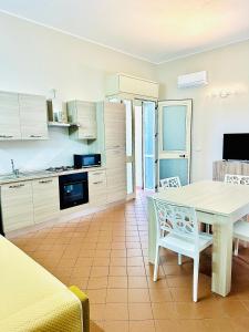 Ett kök eller pentry på Appartamenti Sul Mare