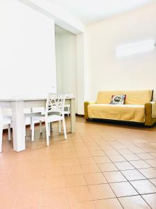 un soggiorno con divano e tavolo di Appartamenti Sul Mare ad Avola