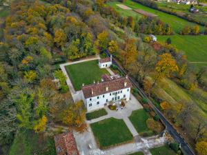 una vista aérea de una casa antigua con patio en Villa San Liberale - Suites & Wellness, en Feltre