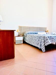 una camera con letto e cassettiera di Appartamenti Sul Mare ad Avola
