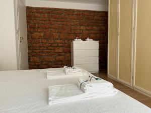 ein Schlafzimmer mit einem Bett mit Handtüchern darauf in der Unterkunft Casa Sole in Costermano sul Garda