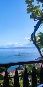 - Balcón con vistas al océano en Villa Malezan en Ohrid