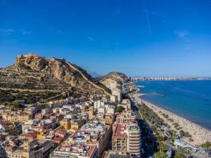 vistas a una playa con edificios y al océano en Marieta Apartment by The Castle with AC, en Alicante