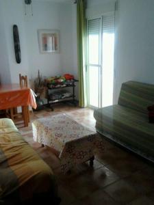 a living room with a couch and a table at La casa de Paco y Lola in San José