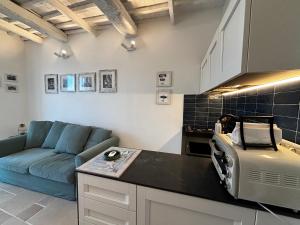 a kitchen with a blue couch and a counter top at Suite Ventidue - Fronte Mare in Lerici