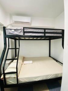 Habitación con 2 literas en una habitación en Torre de manila Taft Ave., en Manila