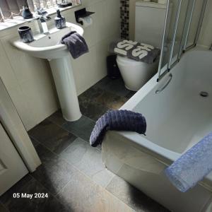 un bagno con lavandino, vasca e WC di Aldwych house, For Holidays, Contractors & Relocation, Free Parking & Wi-Fi a Preston