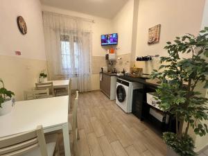 Kuchyň nebo kuchyňský kout v ubytování Hello Pisa B&B