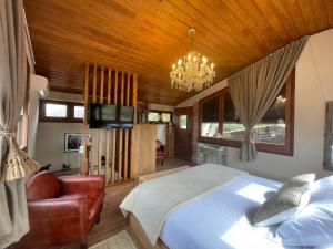 Un dormitorio con una cama grande y una lámpara de araña. en Touristic Ballonga Horses en Solsona