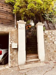 an entrance to a house with a gate and stairs at La Reposée, bas de villa en plein cœur de Vence in Vence