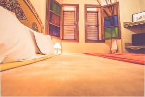Ένα ή περισσότερα κρεβάτια σε δωμάτιο στο Riad Dar Alia