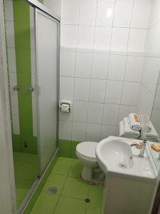 Bilik mandi di HOSTAL La RASA +37 gambar