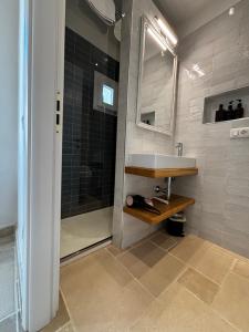 a bathroom with a sink and a shower at Suite Ventidue - Fronte Mare in Lerici