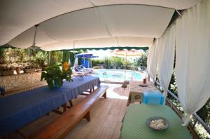 une grande tente blanche avec une table et une piscine dans l'établissement Ferienhaus mit Privatpool für 8 Personen ca 180 qm in Massarosa, Toskana Provinz Lucca, à Massarosa