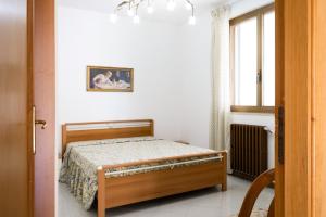 ein Schlafzimmer mit einem Bett und einem Fenster in der Unterkunft La Dimora di Helen in Monopoli