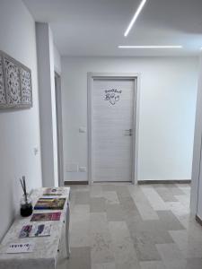 um quarto com uma porta branca e uma mesa em frente em B&Bononia View em Bolonha