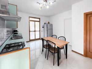 eine Küche mit Tisch und Stühlen und einem Herd in der Unterkunft La Dimora di Helen in Monopoli