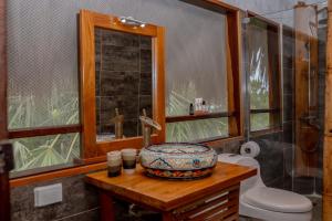 La salle de bains est pourvue d'un lavabo et de toilettes. dans l'établissement Villa Maria Tayrona, Jungle and Sea Experience, à Los Naranjos