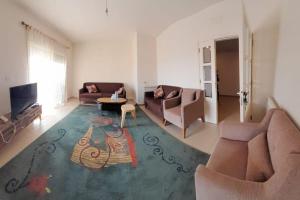 Holiday apartment in zahle with a Panoramic View في زحلة: غرفة معيشة بها كنبتين وسجادة