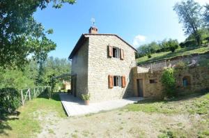 una vieja casa de piedra con un camino que conduce a ella en Ferienhaus mit Privatpool für 6 Personen ca 95 qm in Castelvecchio, Toskana Provinz Pistoia en Aramo