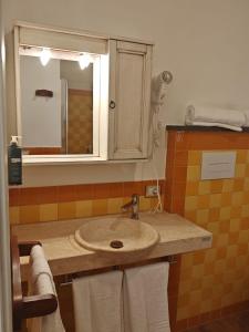 Koupelna v ubytování Hotel Barbagia + 37 fotografií