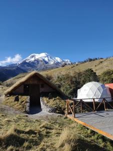 Chimborazo的住宿－Chimborazo Basecamp，一座带圆顶的桥梁和一座山丘上的帐篷