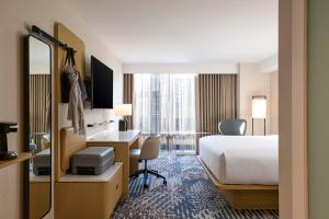 um quarto de hotel com uma cama e uma secretária em Delta Hotels by Marriott Toledo em Toledo