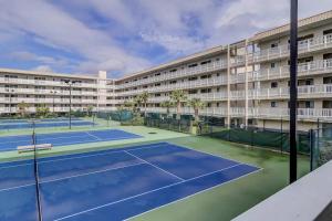 Tenis a/nebo squash v ubytování Resort Breeze-2 BR, Pools, Hot Tub, Tennis, Beach nebo okolí