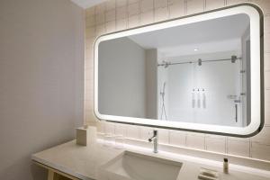 Kupatilo u objektu Delta Hotels by Marriott Toledo