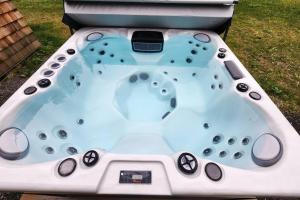 Fotografie z fotogalerie ubytování Cottontail Cabin with Hot Tub and wood fired Sauna v destinaci Merrickville