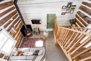 - Vistas a la sala de estar con sofá en Cottontail Cabin with Hot Tub and wood fired Sauna en Merrickville